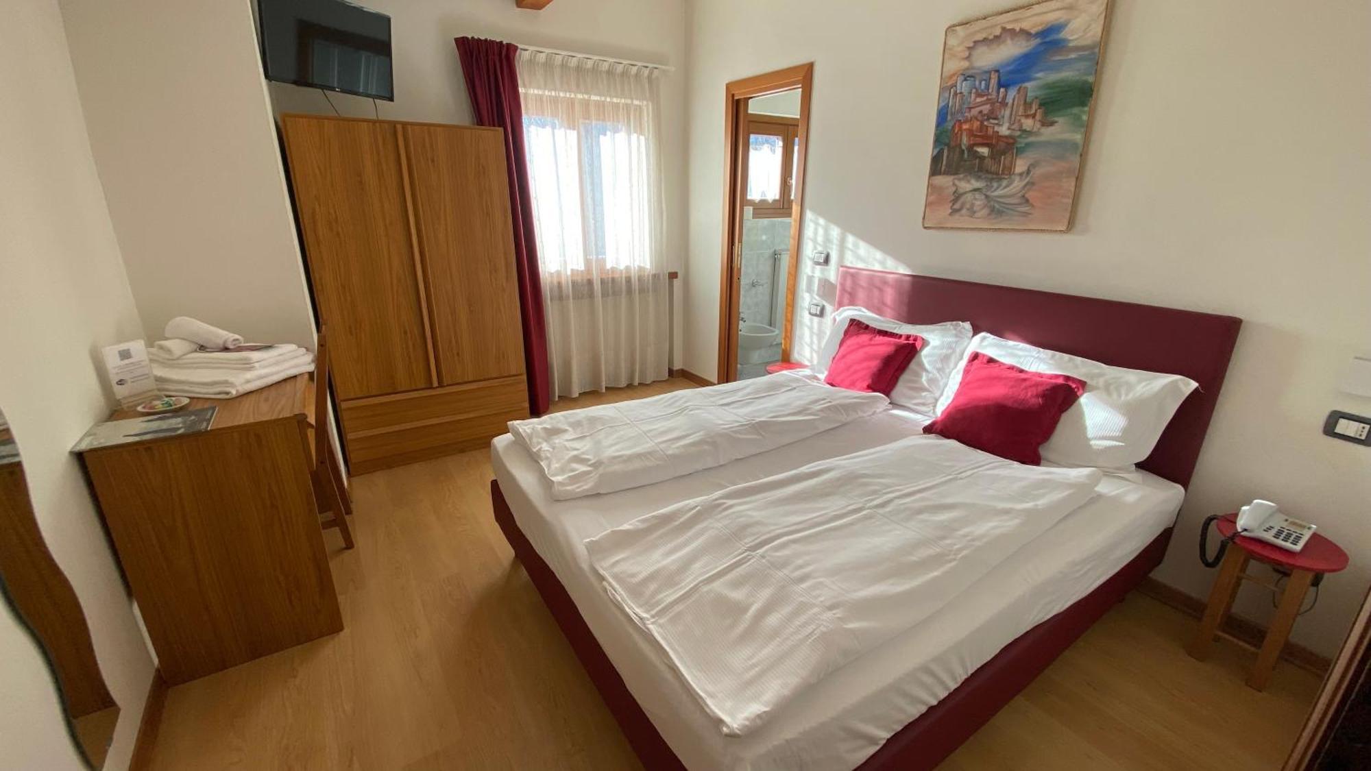 פינזולו Casteluce Hotel Funivie מראה חיצוני תמונה