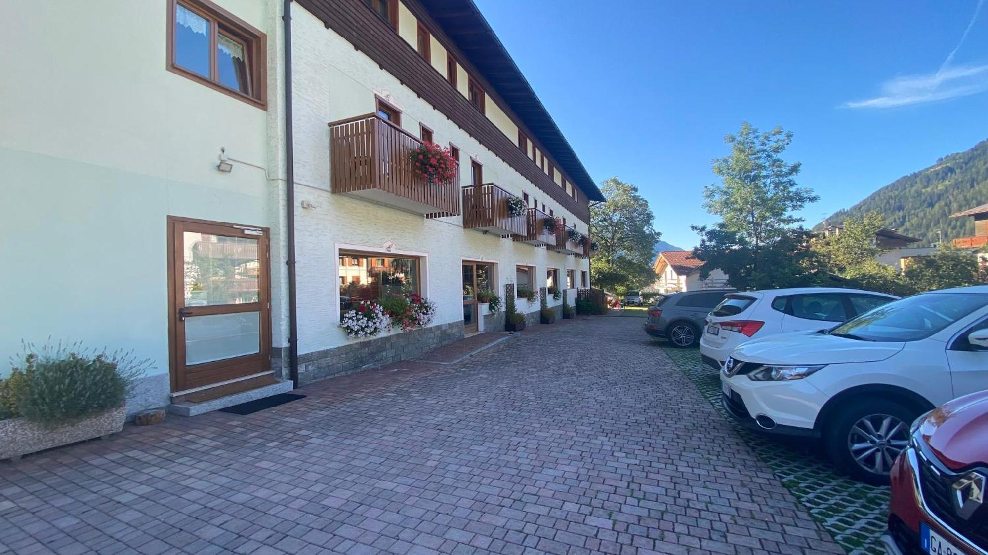 פינזולו Casteluce Hotel Funivie מראה חיצוני תמונה